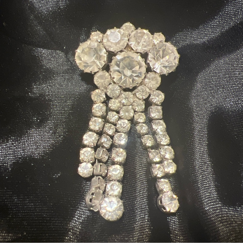 Vtg waterfall chandelier clear crystal rhinestone, Silvertone dangle brooch pin